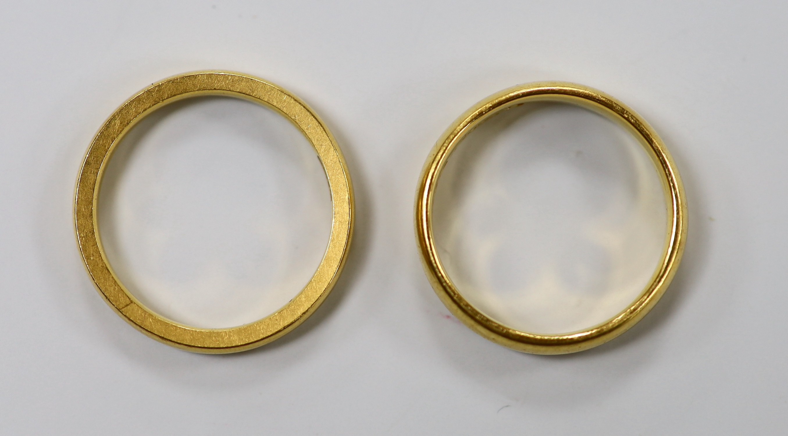 Two 22ct gold wedding bands, the larger hallmarked for Birmingham, 1924, both size O,10.4 grams.